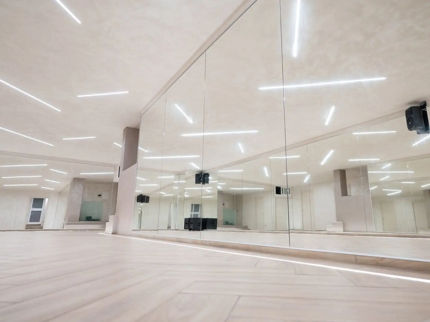 Ampia sala Royal Dance con pareti a specchio e luci lineari