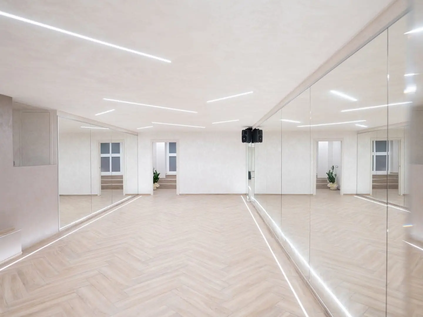 La luminosa sala con specchi della sede Royal Dance di Pozzallo
