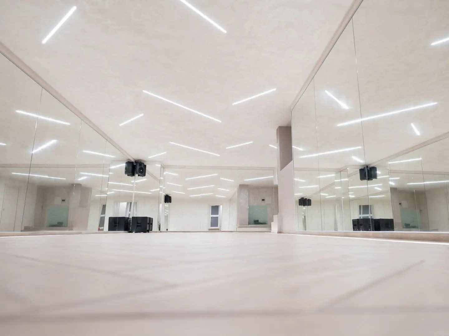 Pavimento e specchi della sala da ballo Royal Dance