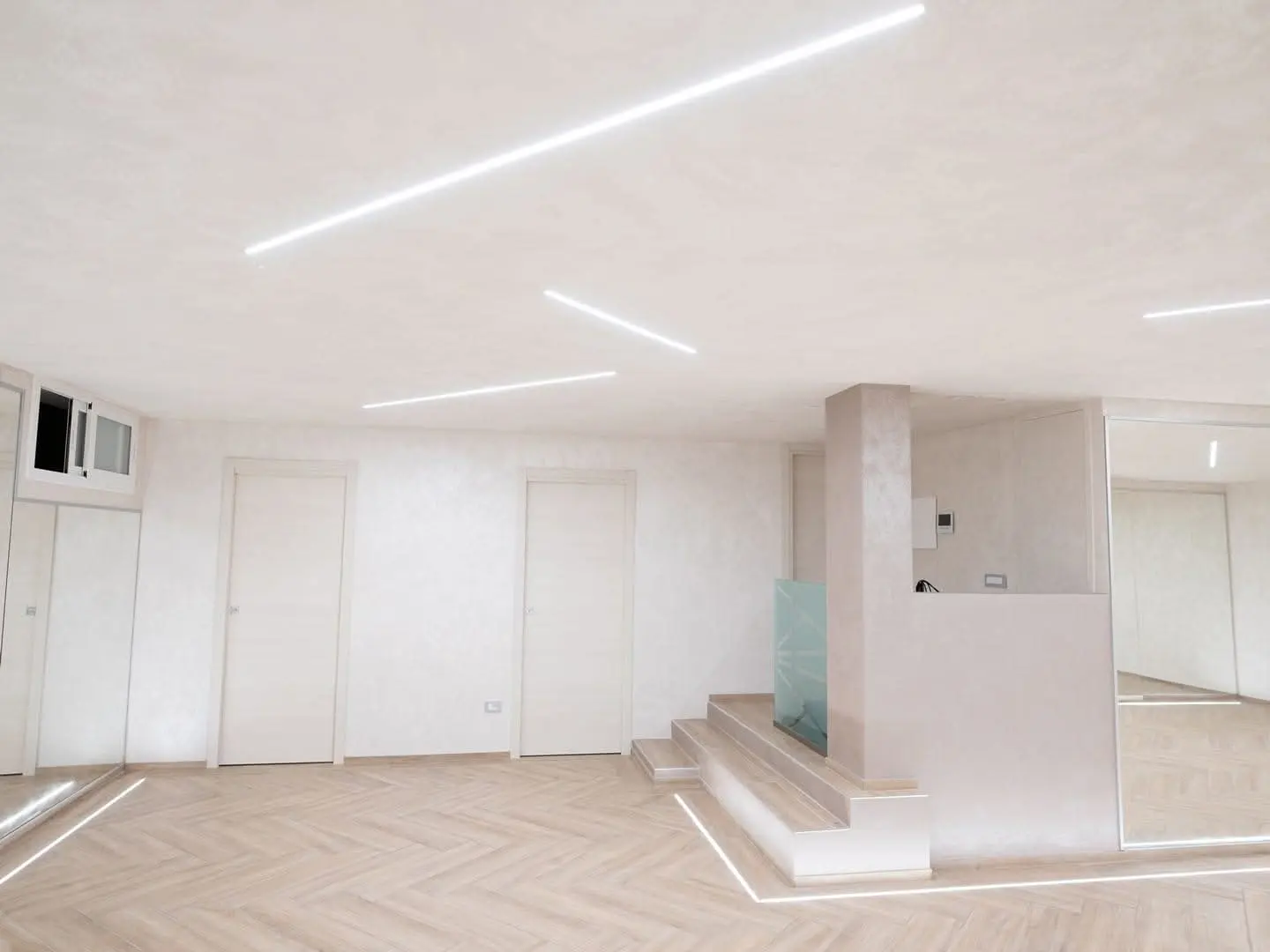 Ingresso interno e dettagli illuminati della sede Royal Dance