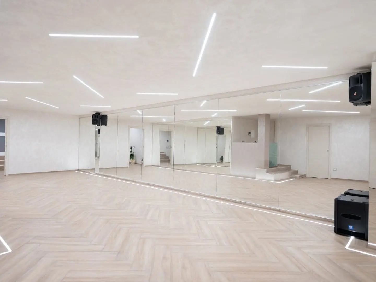 Sala Royal Dance con impianto audio e grande parete a specchio
